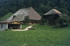 50 Napfgebiet - Behäbiger Bauernhof mit Mercedes im Schopf (10.1972)